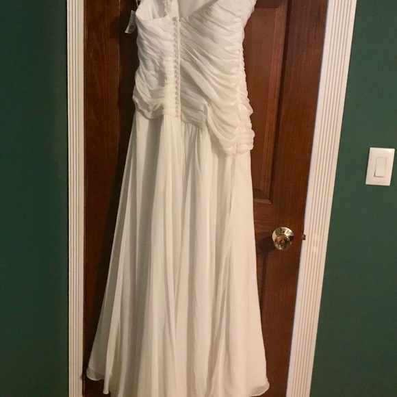Beautiful off shoulder beaded wedding dress. - Picture 3 of 4